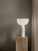 Billede af New Works Kizu Table Lamp Ø: 30 cm - White Marble / White Acrylic