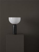 Billede af New Works Kizu Table Lamp Ø: 25 cm - Black Marble / White Acrylic