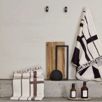 Billede af Kristina Dam Studio Minimal Towel Cotton 50x80 cm - Black/Off White