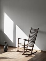 Billede af Fredericia Furniture 16000 J16 Wegner Gyngestol SH: 42 cm - Sortlakeret Eg/Sort Flet