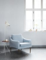 Billede af Warm Nordic Mr. Olsen Lounge Chair SH: 46 cm - Smoked Oak/Royal Blue
