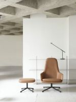 Billede af Normann Copenhagen Era Lounge Chair High Swivel Black Alu SH: 40 cm - Ultra Leather / Brandy 41574