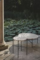 Billede af GUBI TS Outdoor Side Table Ø: 40 cm - White/Steel
