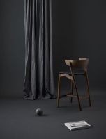 Billede af Sibast Furniture No 7 Bar Stool SH: 65 cm - Smoked Oak / Black Leather
