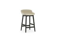 Billede af Normann Copenhagen Hyg Barstol Fuldpolstret SH: 65 cm - Upminster/Sort Eg