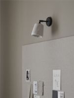 Billede af New Works Material Wall Lamp - White Marble/Black base