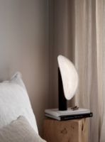 Billede af New Works Tense Portable Table Lamp - Black/White Tyvek