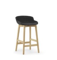 Billede af Normann Copenhagen Hyg Barstol Fuldpolstret SH: 65 cm - Temple Sort/Eg