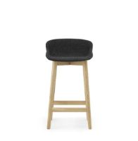 Billede af Normann Copenhagen Hyg Barstol Fuldpolstret SH: 65 cm - Temple Sort/Eg