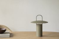 Billede af Audo Copenhagen Ray Table Lamp Portable H: 23,5 cm - Dusty Green