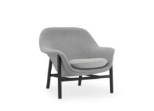 Billede af Normann Copenhagen Drape Lounge Chair Low Oak H: 85 cm - Remix 113 / Hallingdal 0100