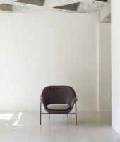 Billede af Normann Copenhagen Drape Lounge Chair Low Steel H: 85 cm - Ultra Leather Chocolate / Hallingdal 270