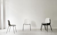 Billede af Normann Copenhagen Form Stol Stabelbar SH: 44,2 cm - Grå/Sort