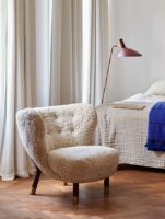 Billede af &Tradition Little Petra VB1 Lounge Chair Limited Edition SH: 40 cm - Oiled Walnut/Sheepskin Moonlight/Brass