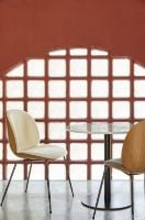 Billede af GUBI Beetle Dining Chair Conic Base SH: 43,5 cm - Antique Brass Base/Walnut Shell/Belsuede