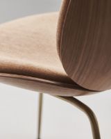 Billede af GUBI Beetle Dining Chair Conic Base SH: 43,5 cm - Antique Brass Base/Walnut Shell/Belsuede