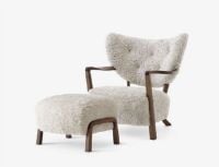 Billede af &Tradition Wulff ATD2 Lounge Chair Inkl. Pouf SH: 41 cm - Oiled Walnut / Sheepskin Moonlight KAMPAGNETILBUD