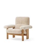 Billede af Audo Copenhagen Brasilia Lounge Chair SH: 39 cm - Natural Oak/Sheepskin Nature