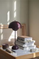Billede af &Tradition Flowerpot VP3 Bordlampe H: 50 cm - Dark Plum