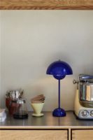 Billede af &Tradition Flowerpot VP3 Bordlampe H: 50 cm - Cobalt Blue