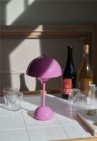Billede af &Tradition Flowerpot VP9 Bordlampe H: 29,5 cm - Tangy Pink 