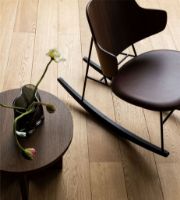 Billede af Audo Copenhagen The Penguin Rocking Chair SH: 42 cm - Walnut/Leather Cognac