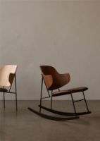 Billede af Audo Copenhagen The Penguin Rocking Chair SH: 42 cm - Walnut/Leather Brown
