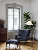 Billede af GUBI V11 Lounge Chair SH: 41 cm Fully Upholstered - Solid American Walnut/Smooth Leather Coffee 