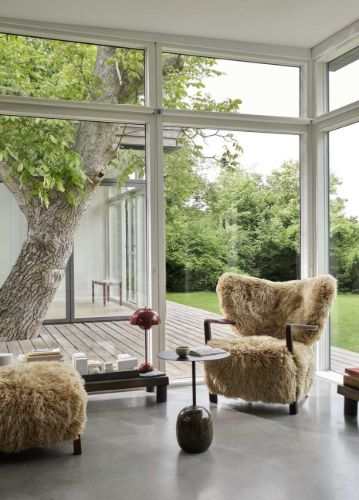 &Tradition Wulff ATD2 Lounge Chair Inkl. Pouf  - Walnut / Sheepskin Honey