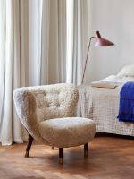 Billede af &Tradition Little Petra VB1 Loungechair Limited Edition & ATD1 Pouf SH: 40 cm - Oiled Walnut/Sheepskin Moonlight/Brass