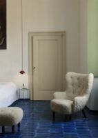Billede af &Tradition Petra VB3 Lounge Chair & Pouf SH: 40 cm - Oiled Walnut/Sheepskin Moonlight