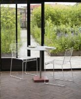 Billede af HAY Hee Dining Chairs + Terrazzo Table Havemøbelsæt - Hvid/Rød