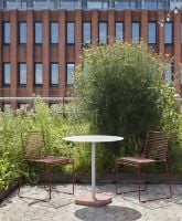 Billede af HAY Hee Dining Chairs + Terrazzo Table Havemøbelsæt - Rust/Rød