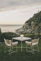 Billede af GUBI Tropique Dining Table 90x90 + Tropique Dining Chairs W. Fringes Havemøbelsæt - White Steel/Black Limonta 12