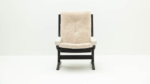 LK Hjelle Siesta Ovis Lænestol Høj Med Armlæn - Black/Sheepskin Moonlight