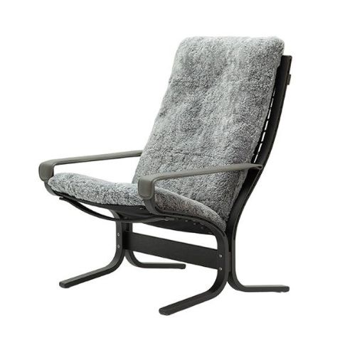 LK Hjelle Siesta Ovis Lænestol Høj Med Armlæn - Black/Sheepskin Scandinavian Grey