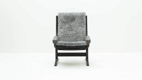 LK Hjelle Siesta Ovis Lænestol Høj Med Armlæn - Black/Sheepskin Scandinavian Grey