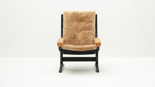 LK Hjelle Siesta Ovis Lænestol Høj Med Armlæn - Black/Sheepskin Maple