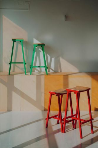 HAY Taburete 8 Bar Stool Low - Signal Red Powder Coated Base/Lacquered Oak Veneer 