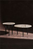 Billede af GUBI IOI Coffee Table Round Ø: 70 cm - Black Semi Matt/Brass Sphere/Rippled Beige 