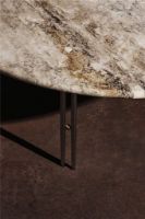 Billede af GUBI IOI Coffee Table Round Ø: 100 cm - Black Semi Matt/Brass Sphere/Rippled Beige 