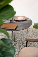 Billede af GUBI IOI Coffee Table Round Ø: 100 cm - Black Semi Matt/Brass Sphere/Rippled Beige 