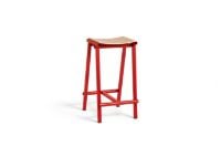 Billede af HAY Taburete 8 Bar Stool Low - Signal Red Powder Coated Base/Lacquered Oak Veneer FORUDBESTIL: MIDT DECEMBER 2024