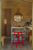 Billede af HAY Taburete 8 Bar Stool Low - Signal Red Powder Coated Base/Lacquered Oak Veneer FORUDBESTIL: MIDT DECEMBER 2024