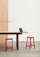 Billede af HAY Taburete 8 Bar Stool Low - Signal Red Powder Coated Base/Lacquered Oak Veneer FORUDBESTIL: MIDT DECEMBER 2024