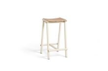 Billede af HAY Taburete 8 Bar Stool Low - Eggshell Powder Coated Base/Lacquered Oak Veneer FORUDBESTIL: MIDT DECEMBER 2024