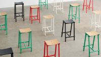 Billede af HAY Taburete 8 Bar Stool Low - Eggshell Powder Coated Base/Lacquered Oak Veneer FORUDBESTIL: MIDT DECEMBER 2024