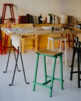 Billede af HAY Taburete 8 Bar Stool Low - Soft Jade Powder Coated Base/Lacquered Oak Veneer FORUDBESTIL: MIDT DECEMBER 2024