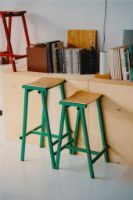 Billede af HAY Taburete 8 Bar Stool Low - Soft Jade Powder Coated Base/Lacquered Oak Veneer FORUDBESTIL: MIDT DECEMBER 2024