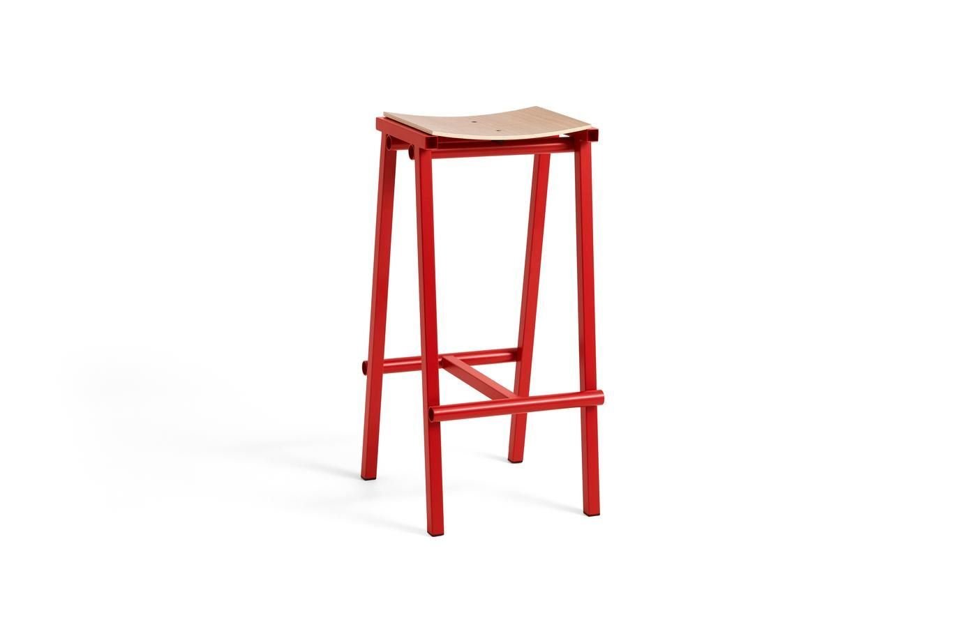 Billede af HAY Taburete 8 Bar Stool High - Signal Red Powder Coated Base/Lacquered Oak Veneer